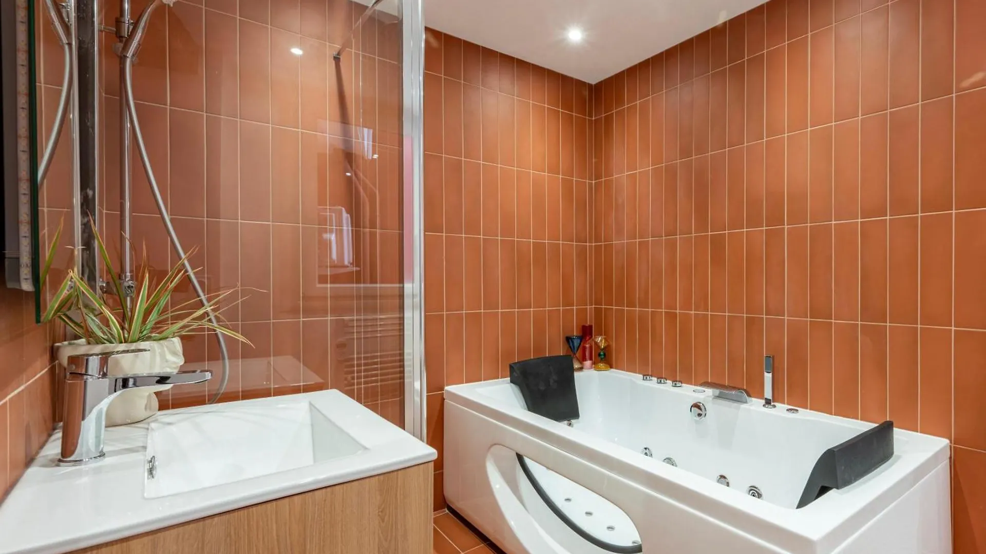 Contacts de Le Dalmatie - Sauna - Jacuzzi - Clim - Gare Sncf